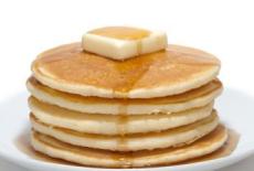   Pancakes cu quinoa si banane caramelizate