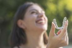 Alignerele dentare – solutia invizibila pentru un zambet perfect aliniat