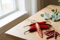 Capsaicina: ghidul complet — ce este, cum calmeaza durerea, ce spun studiile si cum o folosesti corect