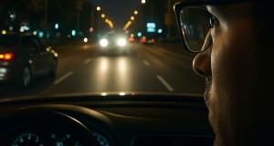 Ce poti face cand lumina farurilor devine un pericol invizibil pentru ochii tai