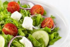 Salata cu rosii, ardei si branza