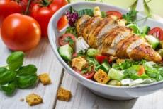 Salata asortata cu carne de curcan