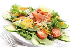 Salata usoara cu somon afumat
