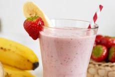 Smoothie cu lapte de soia, banane si capsune