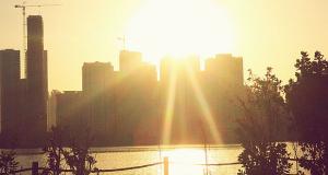 Sensibilitatea la lumina puternica – cand soarele devine prea intens si ce putem face