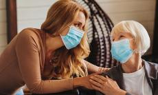 Pot sa stau cu familia si prietenii dupa ce m-am vaccinat? Top 10 cele mai frecvente intrebari despre vaccinarea anti-COVID